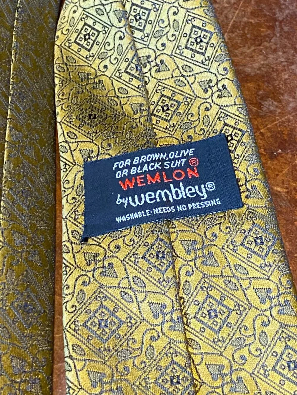 1960s Wembley Slim Tie Gold Metallic w/ Hearts Vintage Vegas Playing Cards